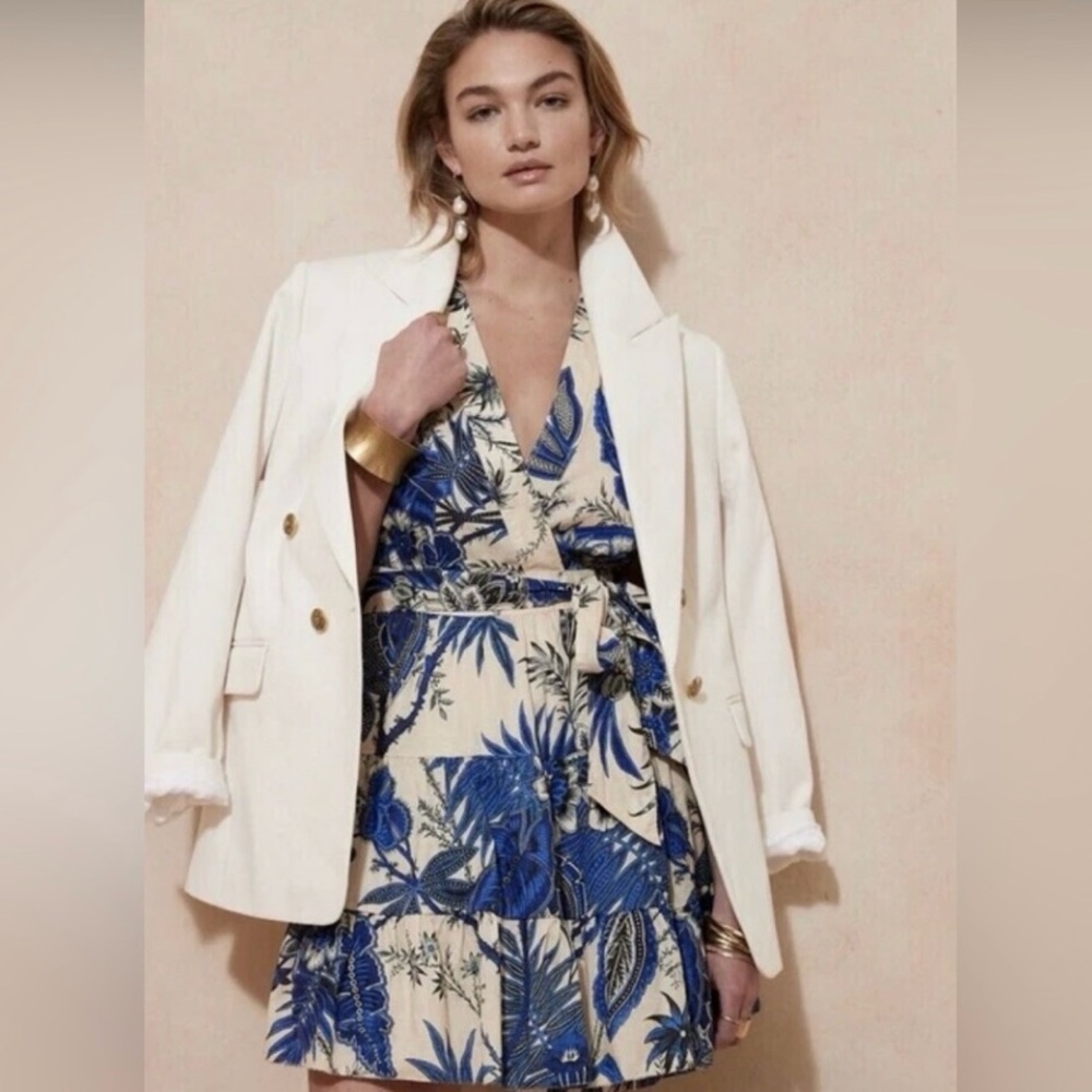Banana Republic Stampa
Blue and Cream Floral Print
Wrap Mini Dress Size SP